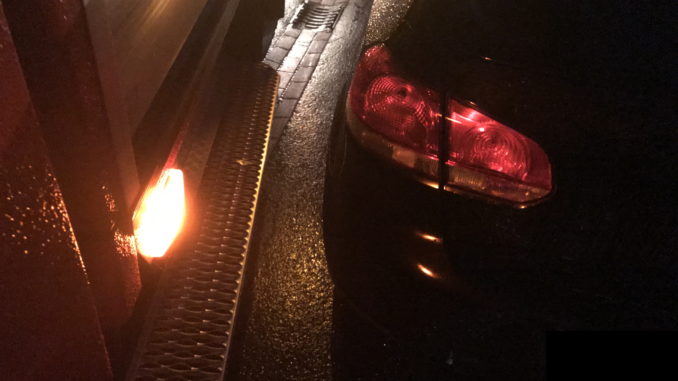 In Otterberg parkte ein VW Golf im Kurvenbereich. Dadurch war die Einfahrt für das Feuerwehrfahrzeug in die Wohnstraße nicht möglich.
