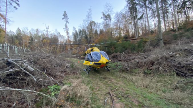 Rettungshubschrauber Christoph 66 landete auf einem Waldweg in der Nähe der eigentlichen Einsatzstelle.