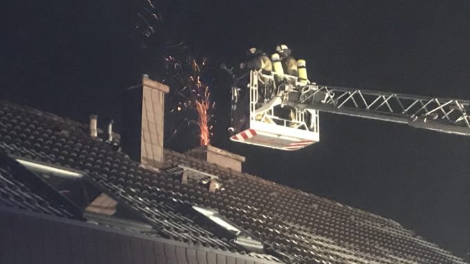 Feuerrote Funken sprühten zu Beginn der Einsatzmaßnahmen aus dem Schornstein des Wohnhauses.