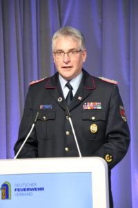 Karl-Heinz Banse bei seiner Bewerbungsrede als neuer Präsident des Deutschen Feuerwehrverbandes (DFV) Foto: Matthias Oestreicher/DFV