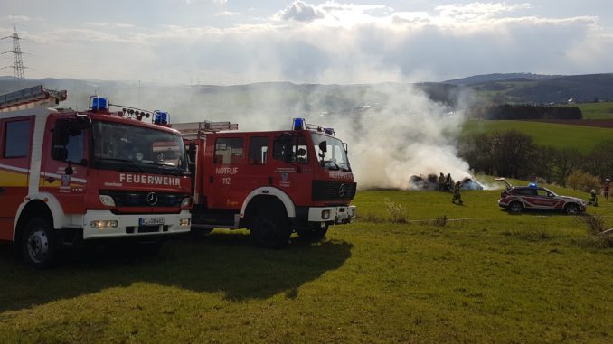 15. April, Katzweiler Große Gräben, Rundballen brennen auf Wiese