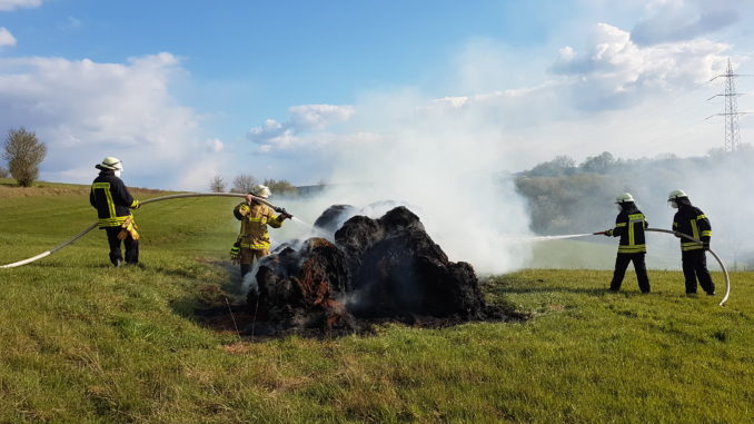 15. April, Katzweiler Große Gräben, Rundballen brennen auf Wiese