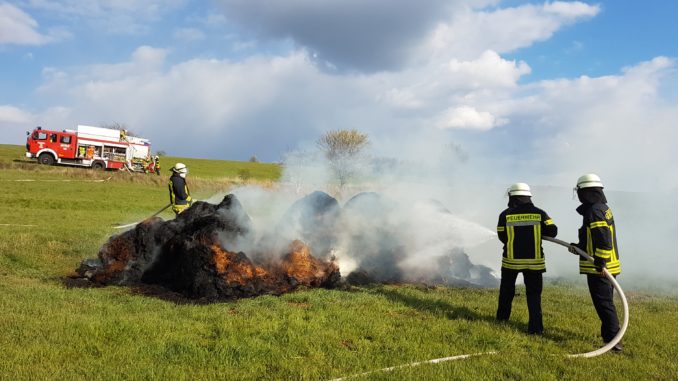 15. April, Katzweiler Große Gräben, Rundballen brennen auf Wiese