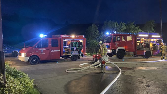 Einsatzfahrzeuge auf dem Amoshof.