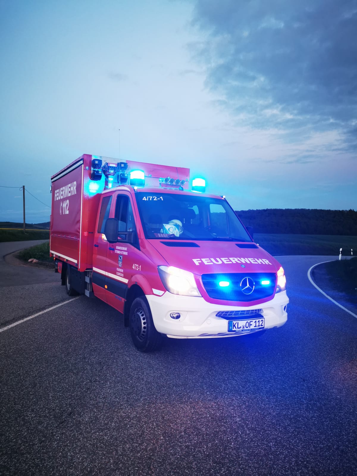 Mehrzweckfahrzeug (MZF) der Feuerwehr Olsbrücken sichert auf der Kreisstraße zwischen Olsbrücken und Niederkirchen-Wörsbach die Einsatzstelle ab.