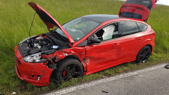 Ein am Unfall beteiligtes Fahrzeug.