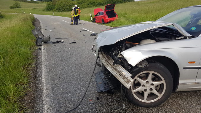Beide am Unfall beteiligte Fahrzeuge mit Einsatzkräften.