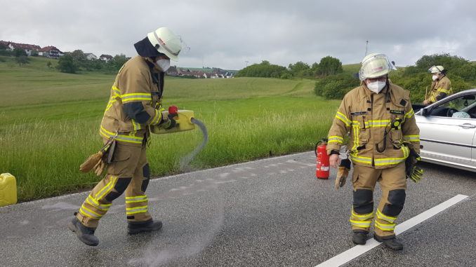 Einsatzkräfte reinigen die Fahrbahn.