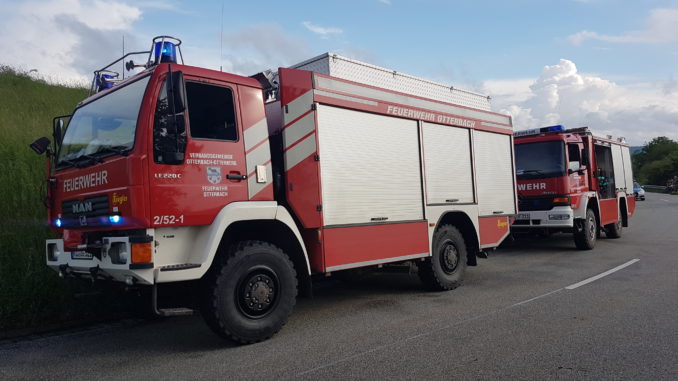 Zwei Einsatzfahrzeuge der Feuerwehr.