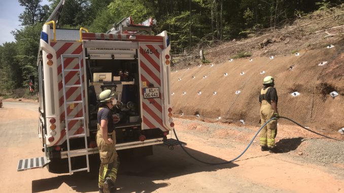 Während der Brandbekämpfung. Blick auf den Pumpenbedienstand des HLF.