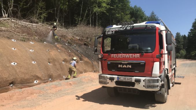 Das Hilfeleistungslöschgruppenfahrzeug (HLF) der Feuerwehr Otterberg während der Brandbekämpfung.