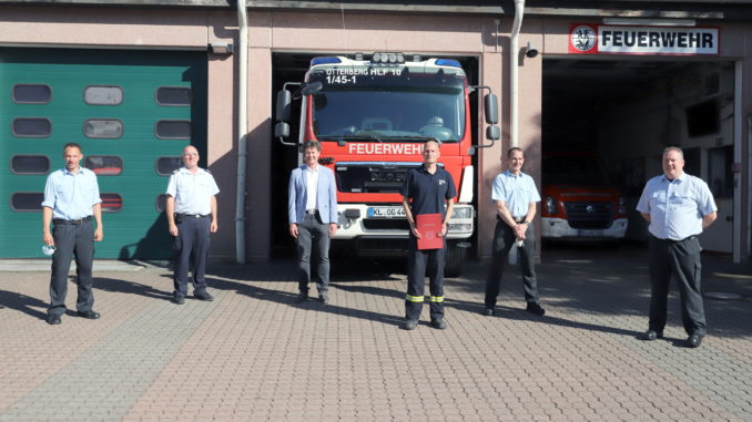 Vor dem Feuerwehrhaus in Otterberg: Stellvertretender Wehrleiter Hendrik Braun, Wehrleiter Matthias Apfelbeck, Bürgermeister Harald Westrich, Sven Weber, Wehrführer Jörg Tremmel und stellvertretender Wehrführer Achim Zschunke.