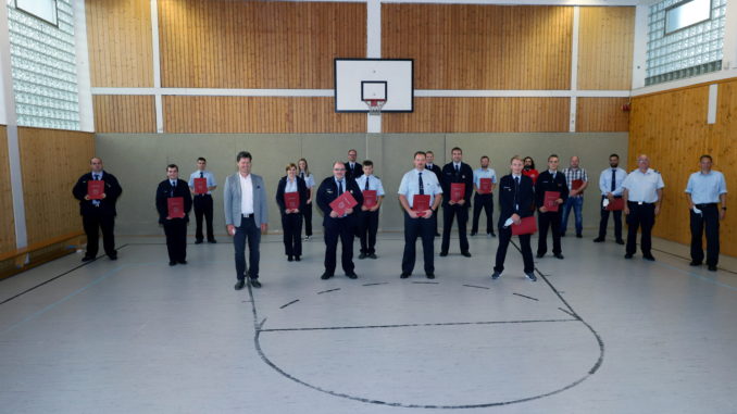 Gruppenbild mit den Angehörigen der Feuerwehr Olsbrücken.