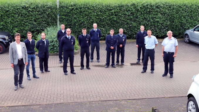 Gruppenbild mit den Angehörigen der Feuerwehr Frankelbach.