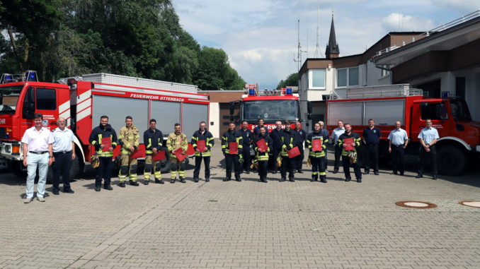 Gruppenbild, darunter die Teilnehmer, Ausbilder und Vertreter der einzelnen Feuerwehren.