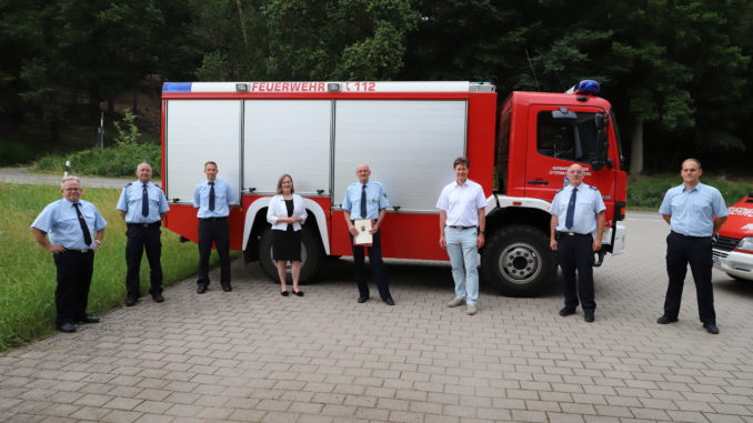 Wehrführer Andreas Feurich, stellvertretende Wehrleiter Danny Schulz und Hendrik Braun, Kreisbeigeordnete Gudrun Heß-Schmidt, Ortwin Wenz, Bürgermeister Harald Westrich, Wehrleiter Matthias Apfelbeck und stellvertretender Wehrführer Kevin Graafland.