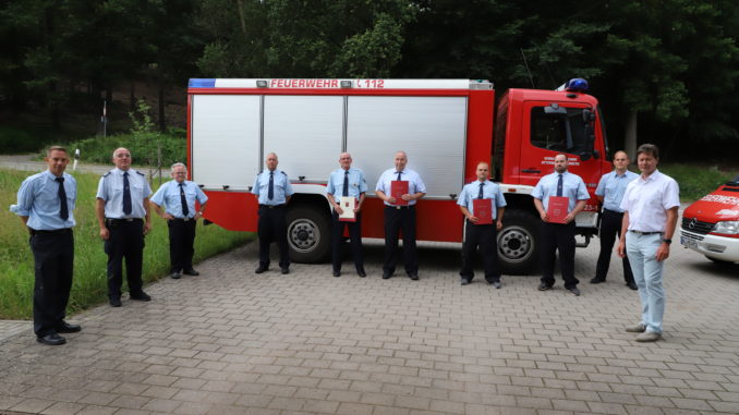 Gruppenbild mit der Feuerwehr Mehlbach.