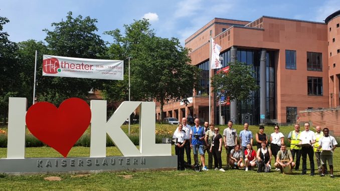 Das Projektteam in Kaiserslautern, bestehend aus Feuerwehr Kaiserslautern, Tiefbauamt Stadt Kaiserslautern, KL.digital GmbH, Hochschule Kaiserslautern, Team HF-Human Factors Forschung Beratung Training und BBK. Quelle: BBK / Sylvia Franzen-Brauer