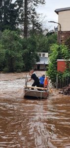 Hochwasser in Rheinland-Pfalz. Am 15. Juli 2021 waren Feuerwehrangehörige aus der Verbandsgemeinde Otterbach-Otterberg mit dem Feuerwehrboot in Kyllburg im Einsatz.