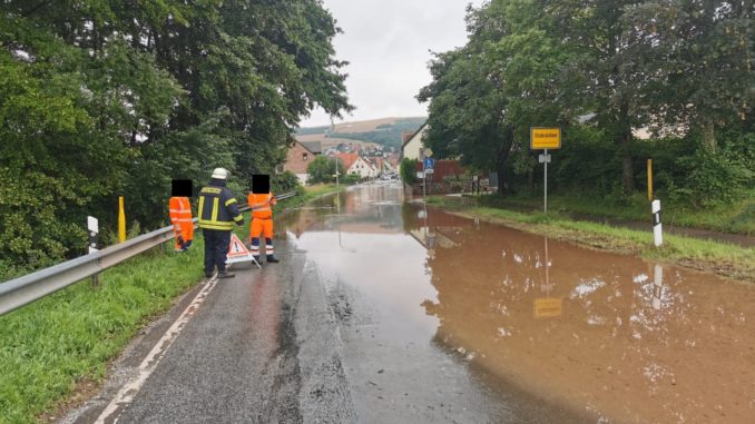 Überfluteter Ortsteingang in Olsbrücken