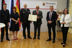 Innenminister Roger Lewentz überreicht Feuerwehrehr-Ehrenzeichen an Hans Otto Weber; © MdI RLP