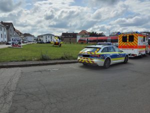 Rettungshubschrauber und zwei Einsatzfahrzeuge an der Unfallstelle.