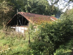 Das Vereinsheim während der Löscharbeiten.