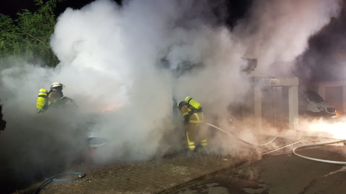 Ein Carport und mehrere Fahrzeuge standen in Vollbrand.