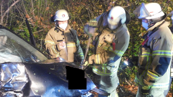 Einsatzkräfte wollen die Batterie abklemmen und öffnen daher die Motorhaube mit einem Hebelwerkzeug.