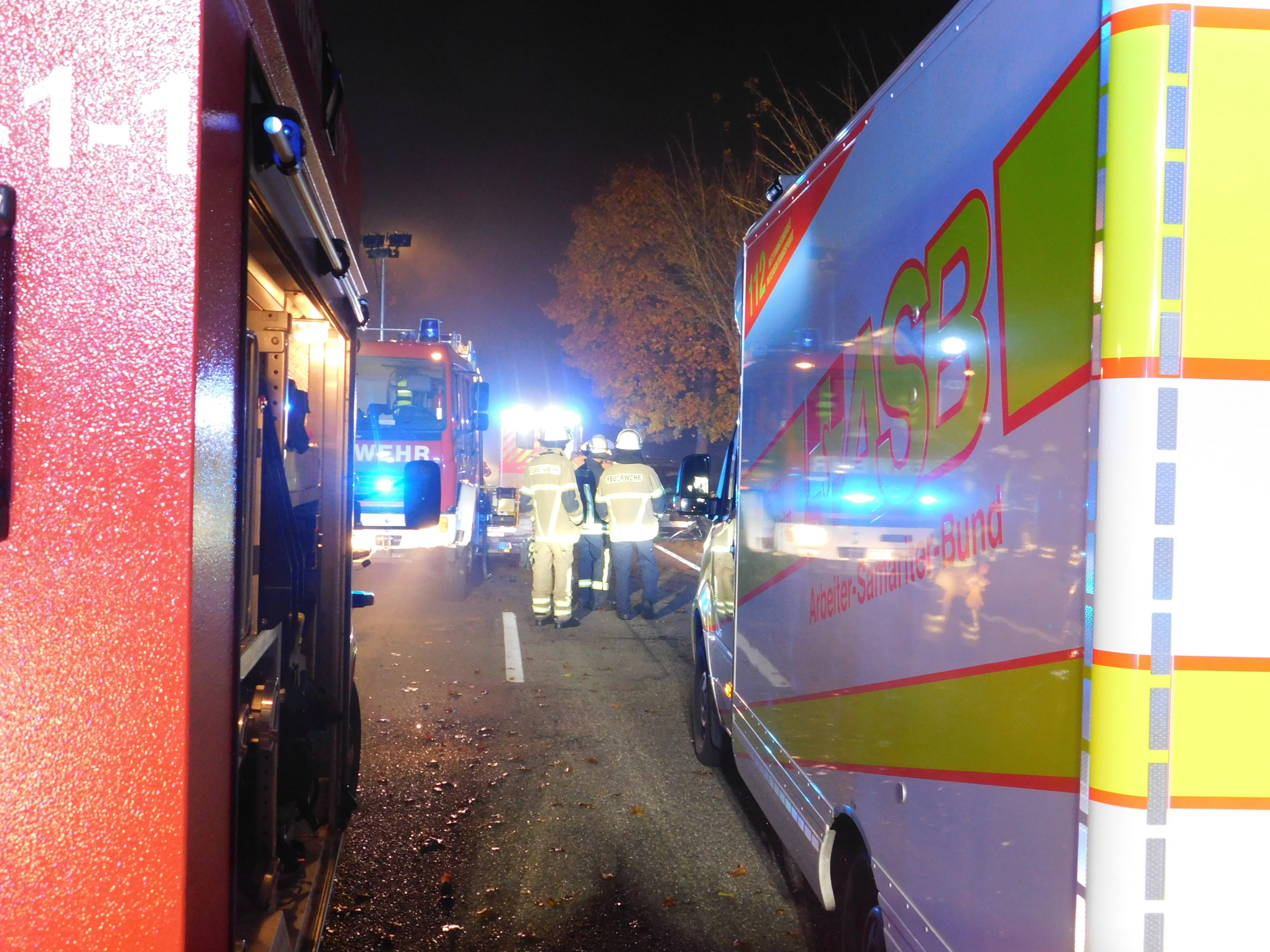 Während der Einsatzmaßnahmen war die Landesstraße komplett gesperrt.