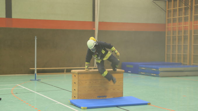 Mit den Turn- und Sportgeräten wurde ein Hindernisparcours aufgebaut.