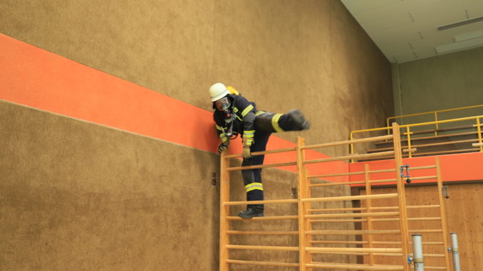 Das Leitersteigen wurde an einer Sprossenwand simuliert.