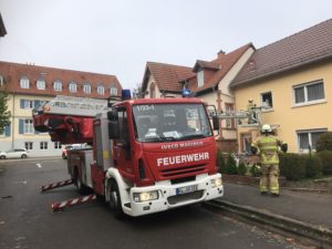 In der Ausfahrt des Parkplatzes Stadthalle hatten die Einsatzkräfte die Drehleiter in Stellung gebracht.