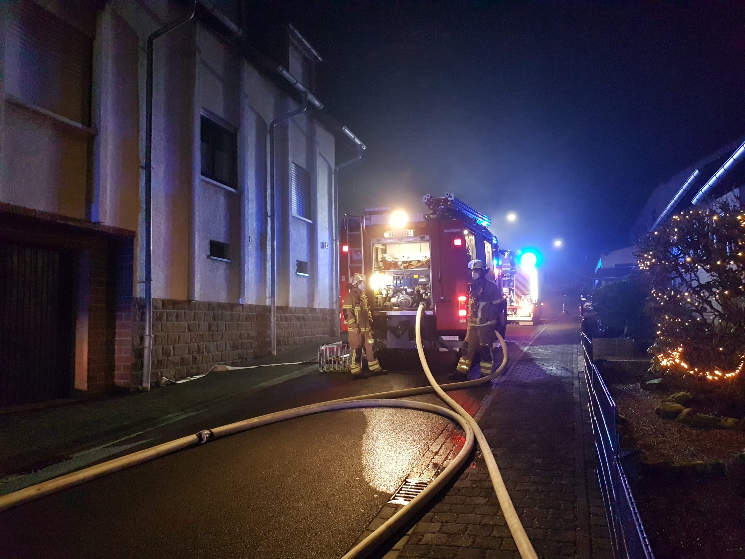 Das Hilfeleistungslöschgruppenfahrzeug der Feuerwehr Otterbach mit zwei Helfern und das Mittlere Löschfahrzeug der Feuerwehr Olsbrücken (vorne).