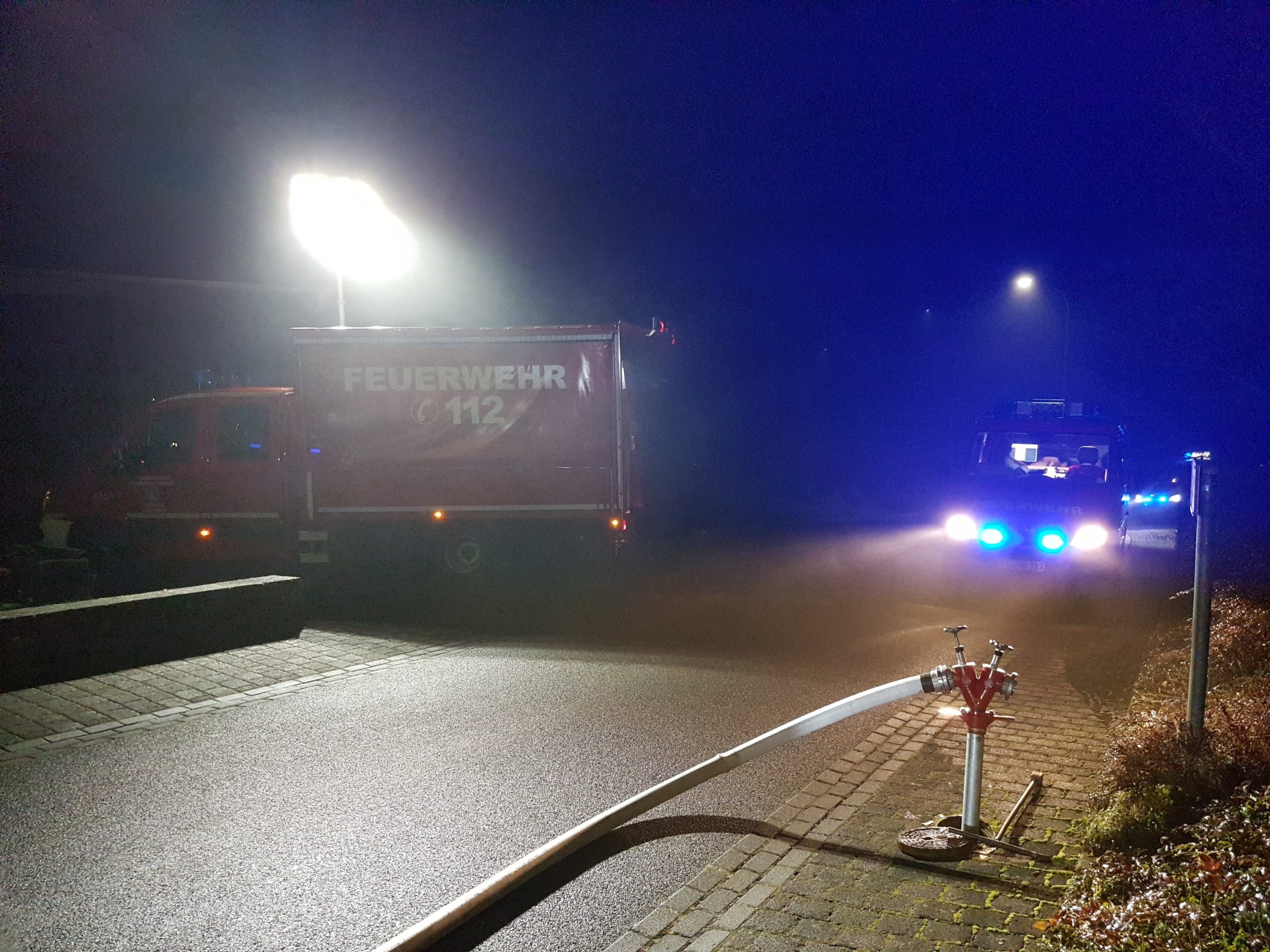 Das Mehrzweckfahrzeug der Feuerwehr Olsbrücken (links) und der Einsatzleitwagen der Feuerwehr Otterbach (rechts).