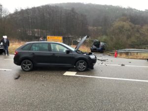 Zwei Personen bei Verkehrsunfall verletzt. Bild: Polizei.