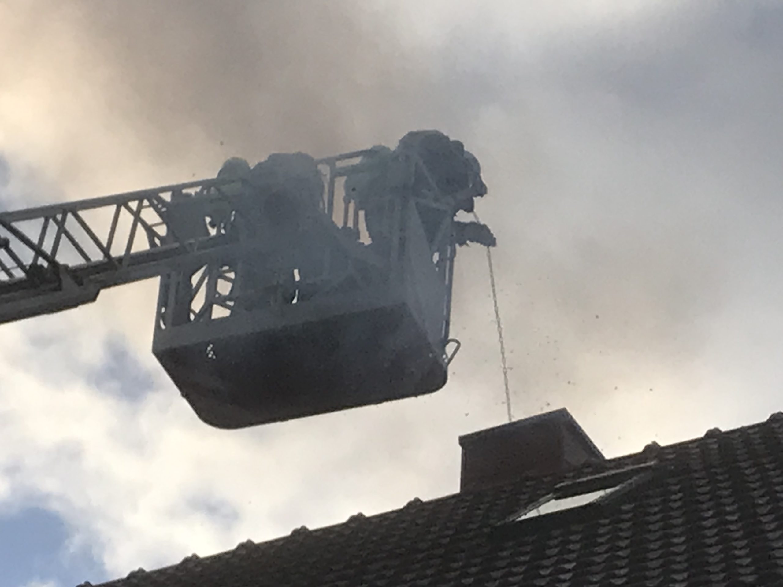 Von der Drehleiter aus kehrten die Einsatzkräfte den Kamin.