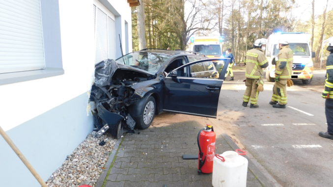 Der Pkw war gegen das einzige Gebäude auf dem Verkehrsübungsplatz geprallt.