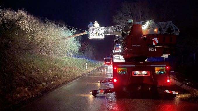 Die Drehleiter wurde eingesetzt, um das Kabel am Strommast zu demontieren.
