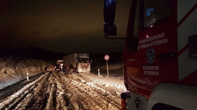 Querstehende Lkw auf der Bundesstraße zwischen Otterbach und Kaiserslautern-Erfenbach.