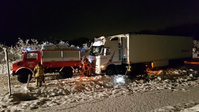 Querstehende Lkw auf der Bundesstraße zwischen Otterbach und Kaiserslautern-Erfenbach.