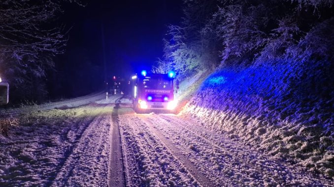 Feuerwehr sichert Einsatzstelle zwischen Olsbrücken und Kreimbach-Kaulbach ab (Baum über Bahnstrecke).