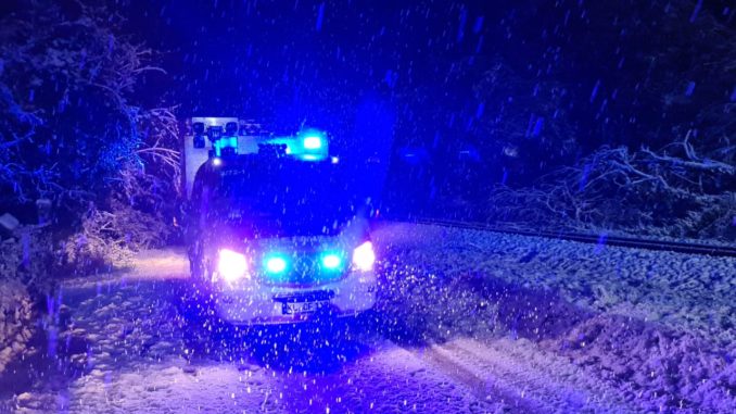 Feuerwehr sichert Einsatzstelle zwischen Olsbrücken und Kreimbach-Kaulbach ab (Baum über Bahnstrecke).