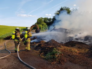 Um sich gegen den beißenden Brandrauch zu schützen, waren ein Teil der Einsatzkräfte während der Nachlöscharbeiten mit Atemschutz ausgerüstet.