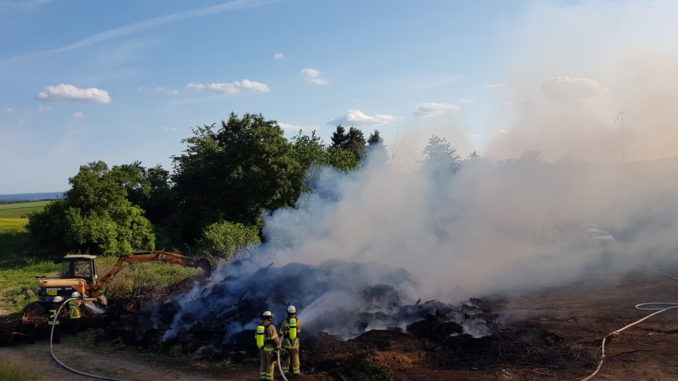 17. Mai 2022 - Brand auf Grünabfallsammelstelle, Niederkirchen-Wörsbach