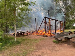 Bereits vor Eintreffen der Wehr war das aus Holz errichtete Gebäude zusammengestürzt.