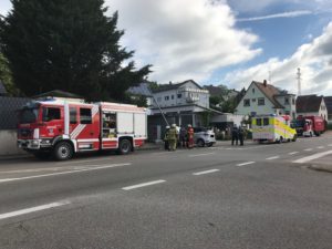 Blick auf die Einsatzstelle vor Bergung des Unfallfahrzeugs.