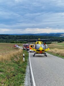Rettungshubschrauber und ein Teil der Einsatzfahrzeuge.