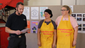 Wehrführer Jörg Tremmel bedankt sich bei Isabell Zinn und Sabrina Korn.