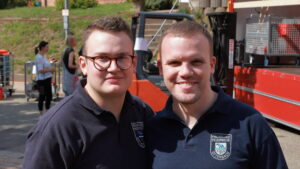 Zwei Besucher der Feuerwehr Otterbach. (Sie wollten unbedingt ein gemeinsames Foto - Anmerkung des Fotografen).